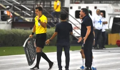 El DT Lus Fenando Suárez, discutiendo la actuación arbitral.