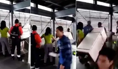 Según Recaudo, los dos venezolanos amenazaron a la funcionaria para pasar la nevera.