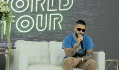 El cantante colombiano de música urbana Maluma habla durante una rueda de prensa celebrada hoy en San Juan (Puerto Rico).
