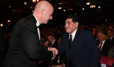Gianni Infantino y Diego Maradona.