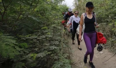 Venezolanos cruzan hacia su país.