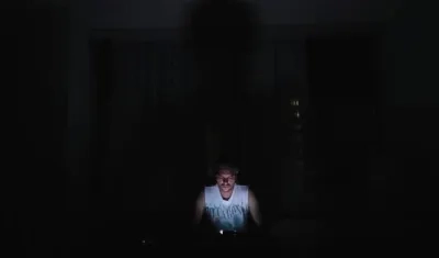  Un hombre mira el móvil en la oscuridad este jueves en Caracas (Venezuela), durante un apagón eléctrico que afectó a gran parte del país.