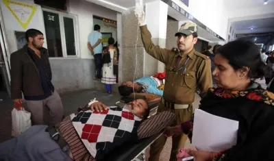 Un civil herido recibe tratamiento en un hospital tras explotar una granada en una estación de autobús de Jammu, capital de invierno de la Cachemira india. 