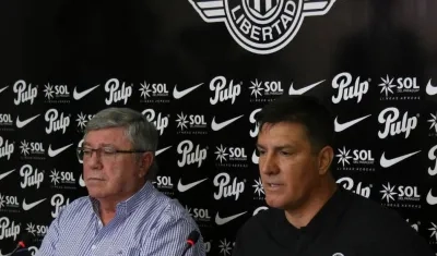 El presidente del Club Libertad, Francisco Giménez (i), presenta como nuevo técnico del club al argentino José Chamot.