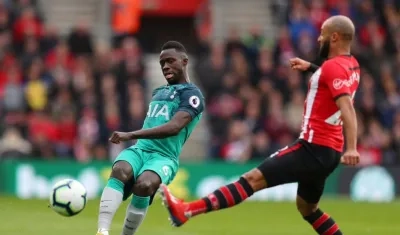 Davison Sánchez en acción del partido. 