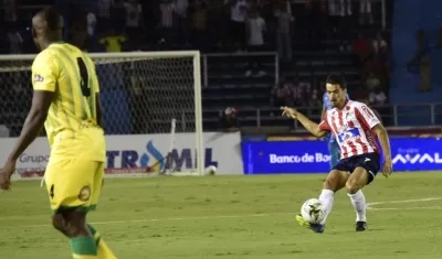 Sebastián Hernández filtrando un pase frente a Marvin Valecilla.