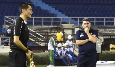 Luis Fernando Suárez, dirigiendo el partido ante Atlético Bucaramanga.