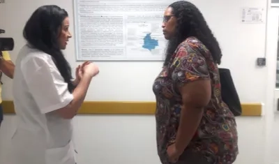 La delegada de la universidad estadounidense durante su recorrido por la red hospitalaria.