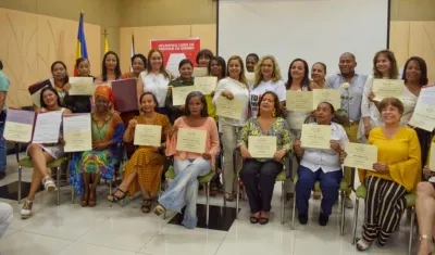 Las mujeres que recibieron su reconocimiento.