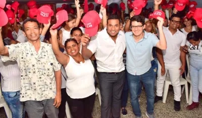 Óscar David Galán y José Cadena Bonfanti, con un grupo de seguidores.