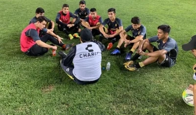 Diego Maradona reparte instrucciones a los jugadores de Dorados. 