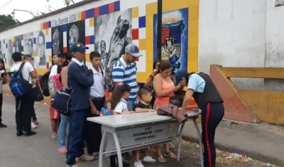 Escolares ya se encuentran pasando de Venezuela a Colombia por los puentes Francisco de Paula Santander y Simón Bolívar.
