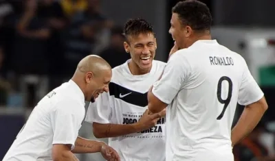 Roberto Carlos bromea con Neymar y Ronaldo. 