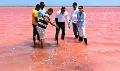 El Gobernador Dumek Turbay y la presidenta de la ANM Silvana Habib, en una de las piscinas.