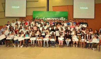 Grupo de jóvenes bachilleres que recibieron los computadores.