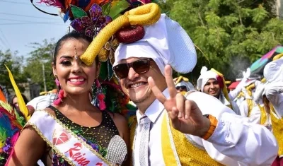 La Reina de la Comparsa de la CUC con el Rector de la Universidad Tito José Crissien Borrero.
