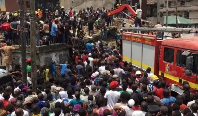  Se derrumbó un edificio de tres pisos de una escuela en  Lagos, la capital de  Nigeria.