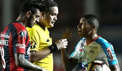 Gabriel Fuentes abandona la cancha tras ser expulsado.