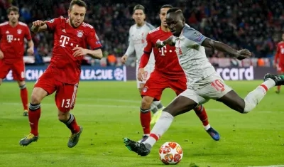 Mané ante la marca de los jugadores de Bayern. 