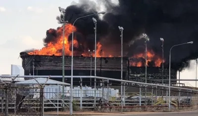 Los tanques ardiendo.