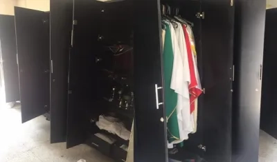 Así quedó parte de la iglesia después que los ladrones revisaran para robar elementos de valor.