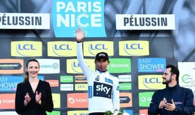 Egan Bernal tiene la camiseta de líder de jóvenes. 