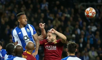 Éder Militão cabecea el balón.