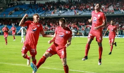 Fernando Aristeguieta celebra un gol, con el América de Cali.
