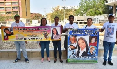 La familia de Sandra llegó con anticipación a la audiencia de hoy, pero no se pudo desarrollar porque el abogado ni el procesado se presentaron.