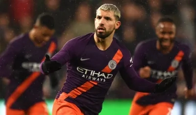 Sergio Agüero celebra uno de sus tantos. 