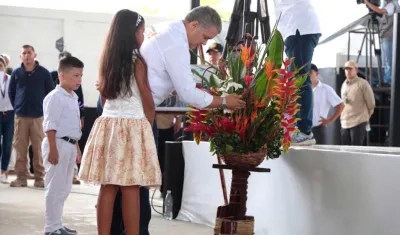 El Presidente Iván Duque, homenajeando con una ofrenda floral a la Alcaldesa fallecida.