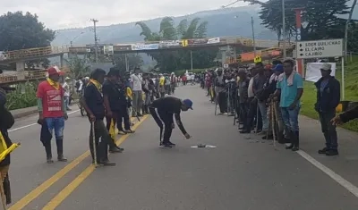 Indígenas en el Cauca bloquea una carretera.