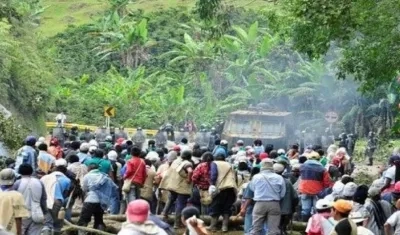  Los indígenas bloquearon la carretera armando barricadas con piedras y encendiendo cocteles molotov.