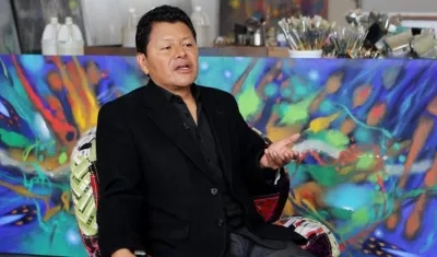 El pintor colombiano Carlos Jacanamijoy.