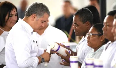 El Presidente Iván Duque rindiendo homenaje póstumo a las víctimas de Mitú.