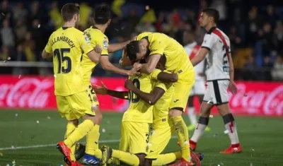Los jugadores del Villarreal celebran el segundo gol del equipo marcado por Karl Toko
