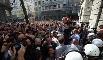 Protestantes en la sede de la presidencia. 
