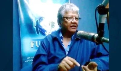 Sergio Ramírez en su cabina de radio.