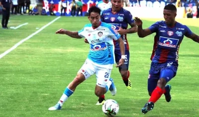 El mediocampista Fabián Sambueza disputando el balón con Jhojan Valencia.