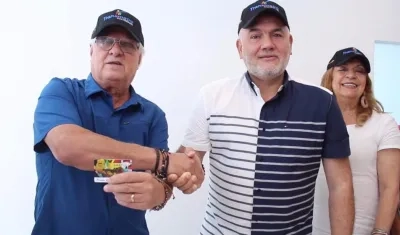 Alcalde Joao Herrera y Ricardo Restrepo de Transmetro, los acompaña la primera dama de Soledad, Alba Olaya.