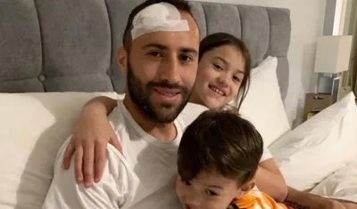 El arquero David Ospina en una foto con sus hijos.