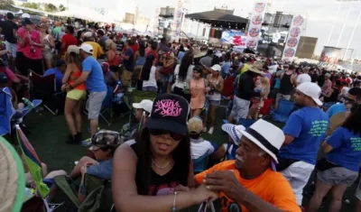Bailadores en el Día de la Salsa.
