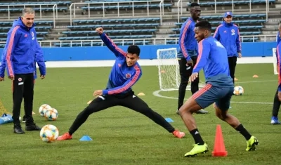 Luis Díaz al lado de Carlos Queiroz. 