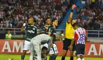 Teófilo Gutiérrez, delantero de Junior, al ser expulsado en el partido contra Palmeiras.
