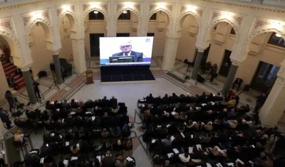 Varias personas observan una retransmisión televisiva del juicio al exlíder serbobosnio Radovan Karadzic (c), condenado a cadena perpetua por la Corte de la ONU, este miércoles en Sarajevo (Bosnia-Herzegovina).