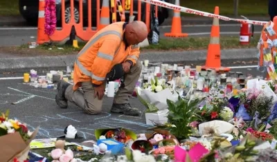 Un ciudadano se acerca a un altar montado a las puertas de la mezquita Al Noor en Christchurch (Nueva Zelanda).