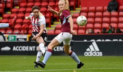 Sophie Jones dispara ante la marca de una rival. 