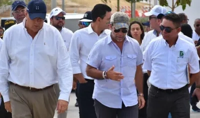 Representantes del Grupo Argos y el Alcalde Alejandro Char en la entrega de la vía para la prolongación de la carrera 65.