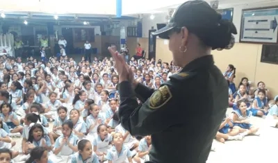Las niñas del Instituto Técnico de Comercio reciben las indicaciones de la Policía.