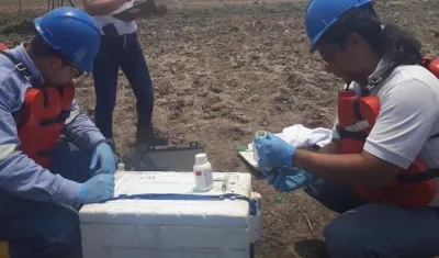 Los expertos tomando muestras del cuerpo de agua.